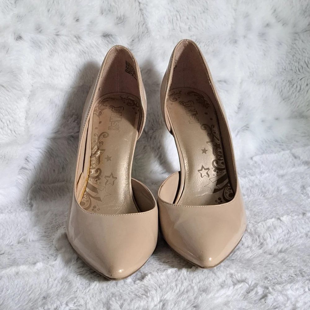 Brash nude color pointy toe 3.5in heel. Size 8.5.
